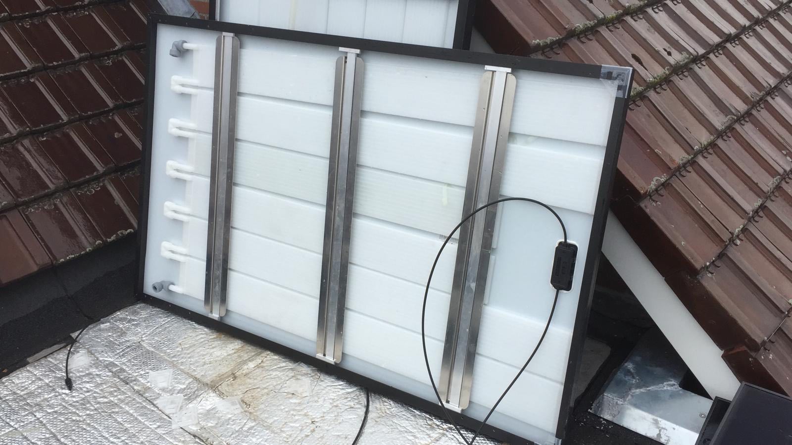 Achterop de SunPower zonnepanelen komen buizen met vloeistof